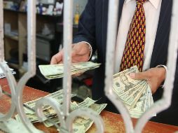 El billete verde se adquirió en un mínimo de 17.96 pesos en bancos capitalinos. EL INFORMADOR/ARCHIVO