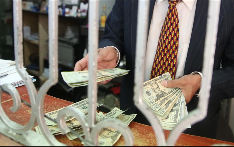 El billete verde se adquirió en un mínimo de 17.96 pesos en bancos capitalinos. EL INFORMADOR/ARCHIVO