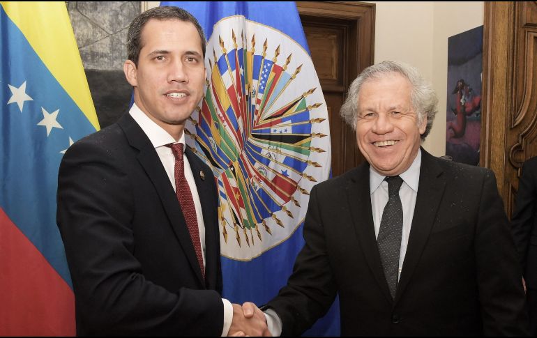 El líder opositor venezolano Juan Guaidó (i) saluda al secretario general de la Organización de los Estados Americanos (OEA), Luis Almagro (d), durante una reunión este jueves. EFE/L. Nolly