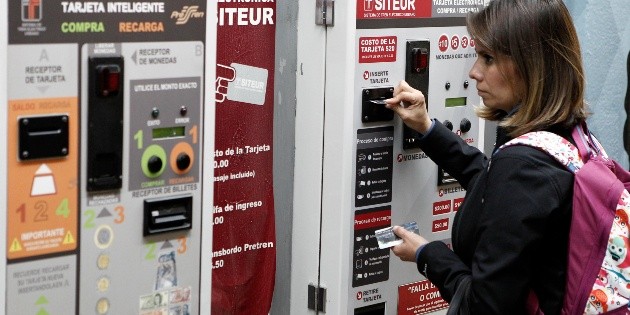 Usuarios del transporte p&uacute;blico batallan con el prepago