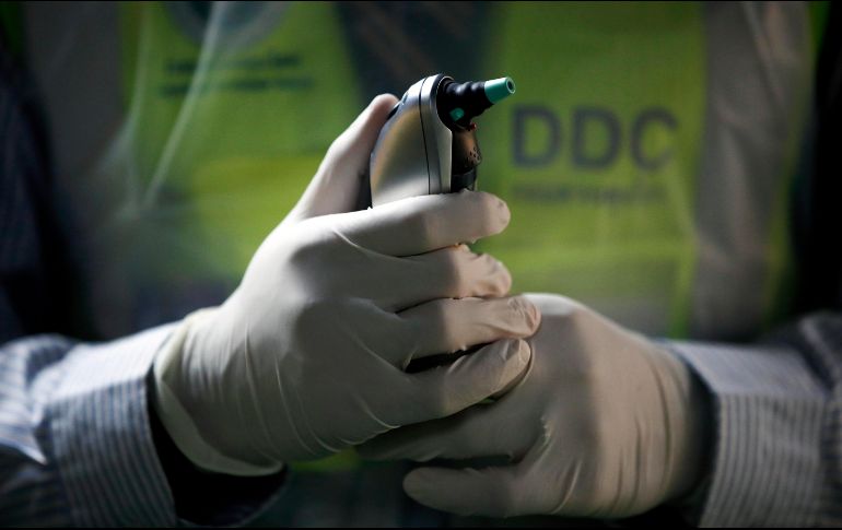 El director de la OMS, Tedros Adhanom Ghebreyesus, afirma que el material necesario se usa de manera generalizada e inapropiada fuera de la atención del paciente. EFE / EPA / R. Yongrit