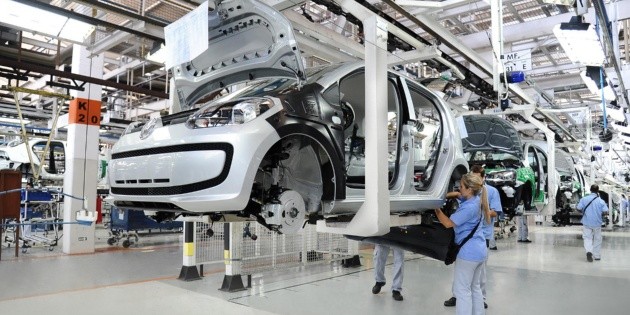 Producci&oacute;n automotriz retrocede en enero