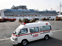 Una ambulancia se ve hoy frente al crucero Diamond Princess en Yokohama. Las autoridades japonesas pusieron en cuarentena ese buque el pasado lunes. AFP/K. Nogi
