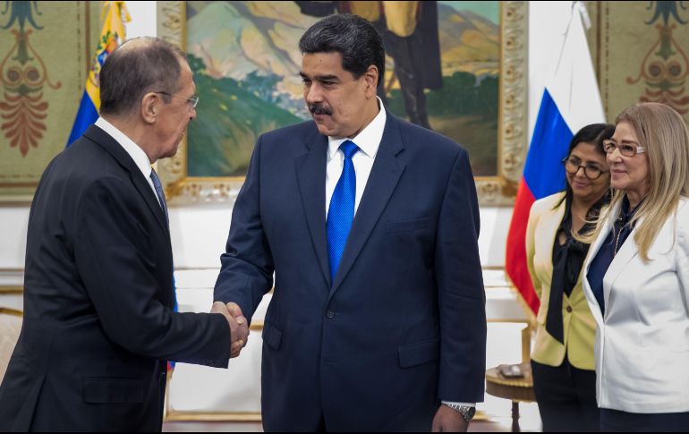 El presidente de Venezuela, Nicolás Maduro (d), recibe al ministro de Asuntos Exteriores, Serguéi Lavrov (i), este viernes en el Palacio de Miraflores, en Caracas. EFE/M. Gutiérrez