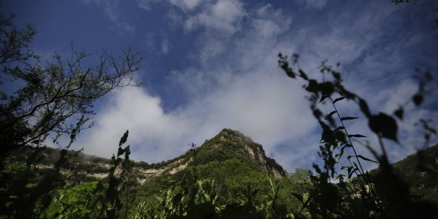 Amagaron con decapitarlo antes de tirarlo esposado a Barranca de Huentit&aacute;n