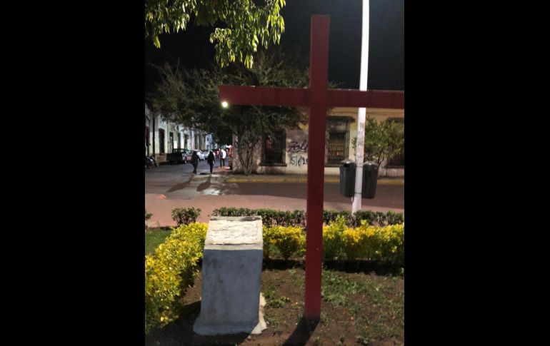 Así luce el punto donde anteriormente estaba la placa conmemorativa en el Parque Rojo. ESPECIAL