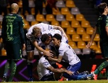 Jugadores del Puebla celebraban luego del penal que se le cometió a Christian Tabó y que fallaría después Osvaldo Martínez. IMAGO7/I. Medina