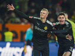 El atacante noruego (izquierda) ha sido uno de los mejores de la temporada en el futbol europeo. TWITTER/@bvb