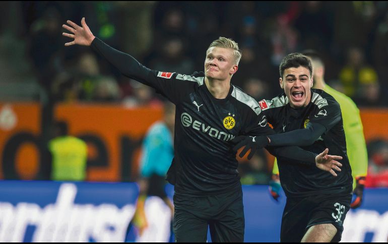 El atacante noruego (izquierda) ha sido uno de los mejores de la temporada en el futbol europeo. TWITTER/@bvb