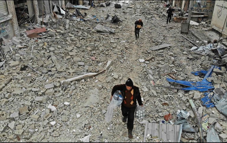 Ciudadanos que huyeron de Sarmin, regresan para recoger algunas pertenencias. AFP/O. Haj Kadour