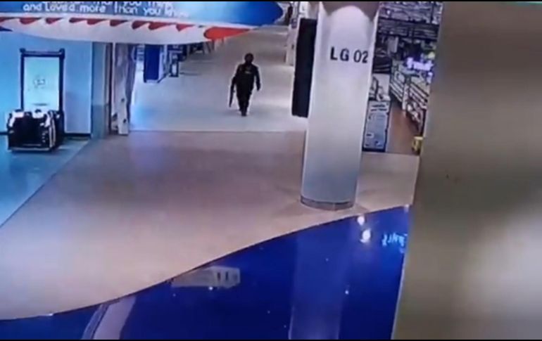 La policía y los soldados están intentando atrapar al atacante identificado como Jakrapanth Thomma. Se estiman decenas de heridos aún por confirmar. TWITTER / @oscarcontrera