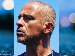 Es asechado por la prensa y algunos seguidores, en un momento una de sus fanáticas se acerca para obtener una fotografía, a lo cual el italiano responde con un codazo. INSTAGRAM / ramazzotti_eros