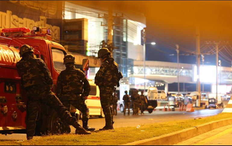 El soldado dispara contra civiles a lo largo de la ruta hacia el centro comercial Terminal 21, que estaba lleno de compradores que acostumbran visitarlo el fin de semana. EFE / EPA / Narong Sangnak