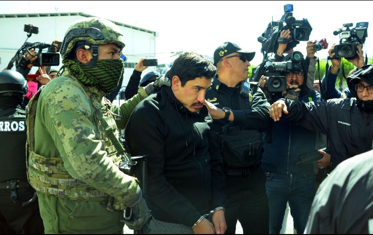 Desde esta mañana, un convoy de elementos de la FGJ se apostó frente al acceso principal del penal en Almoloya de Juárez a la espera de la salida de 