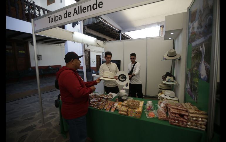 El evento, en el que los asistentes disfrutaron de varios productos, fue amenizado por diferentes coreografías distintivas de la entidad. EL INFORMADOR/F. Atilano