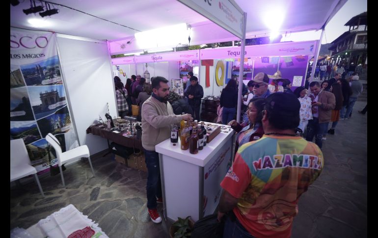 El evento, en el que los asistentes disfrutaron de varios productos, fue amenizado por diferentes coreografías distintivas de la entidad. EL INFORMADOR/F. Atilano