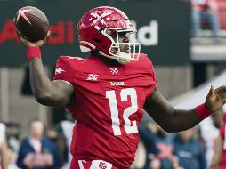 AL LIBRO DE LOS RECUERDOS. Cardale Jones escribe su nombre como el primer mariscal de campo ganador de la Liga XFL. AFP