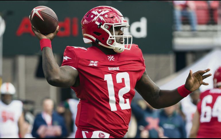 AL LIBRO DE LOS RECUERDOS. Cardale Jones escribe su nombre como el primer mariscal de campo ganador de la Liga XFL. AFP