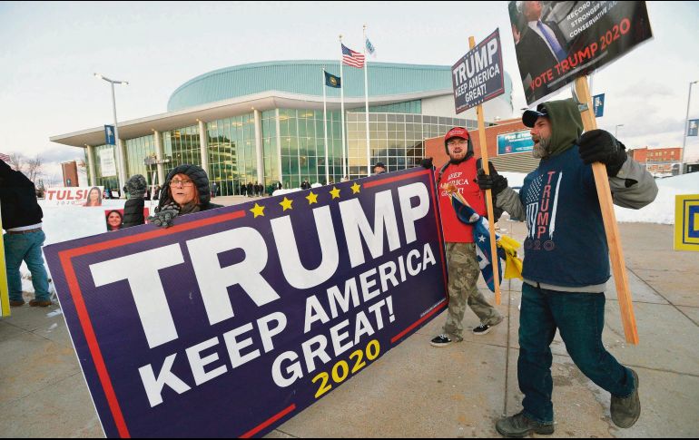 REPUBLICANOS. Simpatizantes del presidente Donald Trump irrumpen en el ambiente electoral demócrata en Nueva Hampshire. AFP