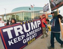 REPUBLICANOS. Simpatizantes del presidente Donald Trump irrumpen en el ambiente electoral demócrata en Nueva Hampshire. AFP