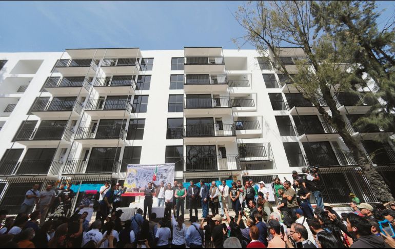 Oficial. Autoridades en la inauguración del edificio. NTX