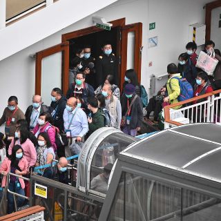 Levantan cuarentena por coronavirus a crucero en Hong Kong