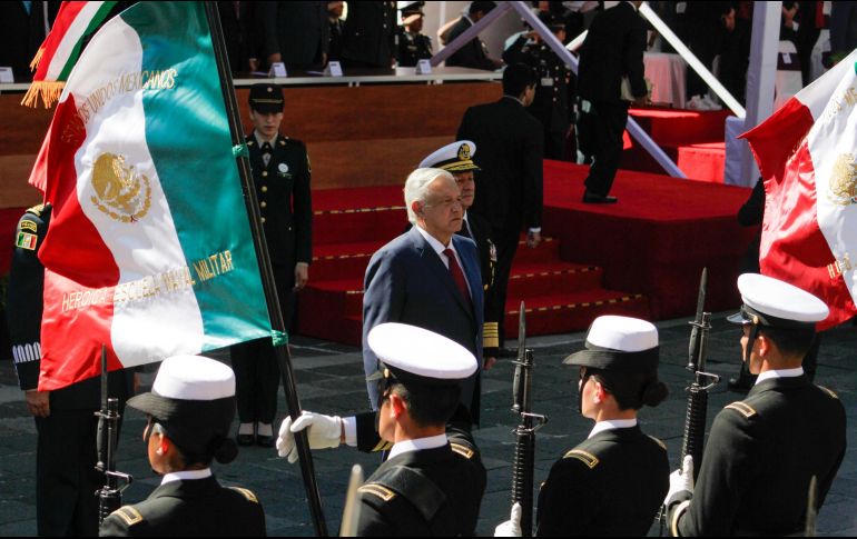López Obrador participó en la ceremonia del 107 Aniversario de la Marcha de la Lealtad en el patio principal del Castillo de Chapultepec. NTX / R. Solís