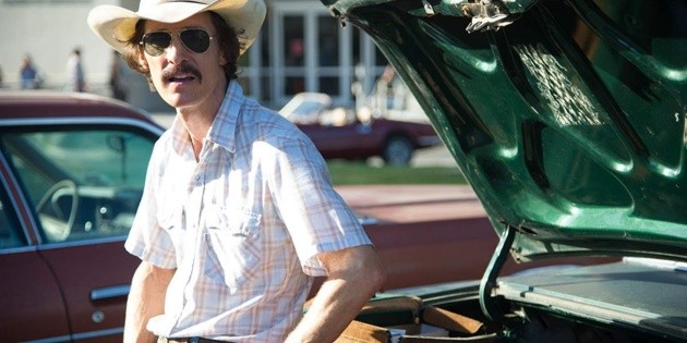 Matthew McConaughey env&iacute;a mensaje a los nominados con Oscar en la mano