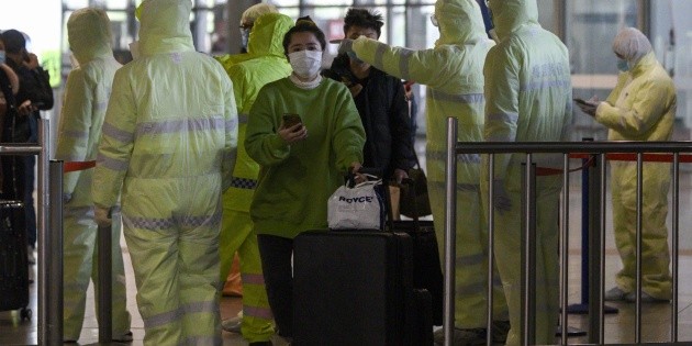 Sube a 902 cifra de muertos por coronavirus en China