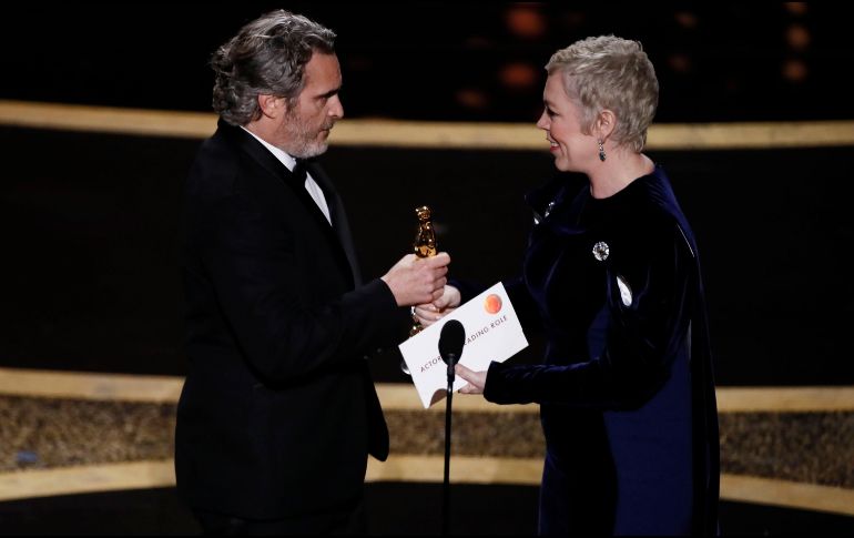 Phoenix recibe el Oscar en manos de la actriz Olivia Colman. EFE / E. Laurent