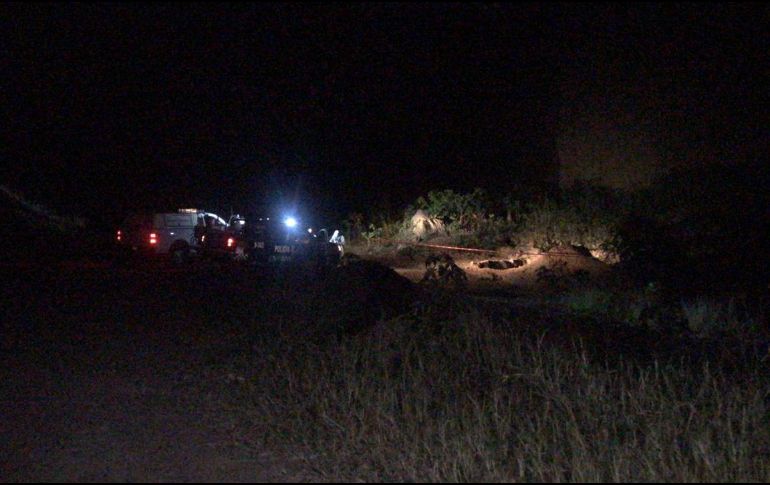 Personal del Ministerio Público y del Instituto Jalisciense de Ciencias Forenses acudieron al punto para el levantamiento de indicios. ESPECIAL