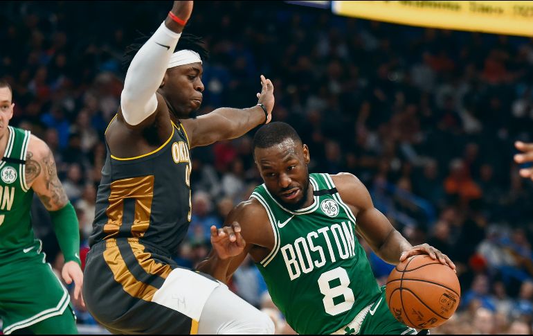 Clave. El papel que Kemba Walker (#8) desempeñó en el último cuarto fue vital para la victoria de los Celtics ante el Thunder. AP / K. Phillips