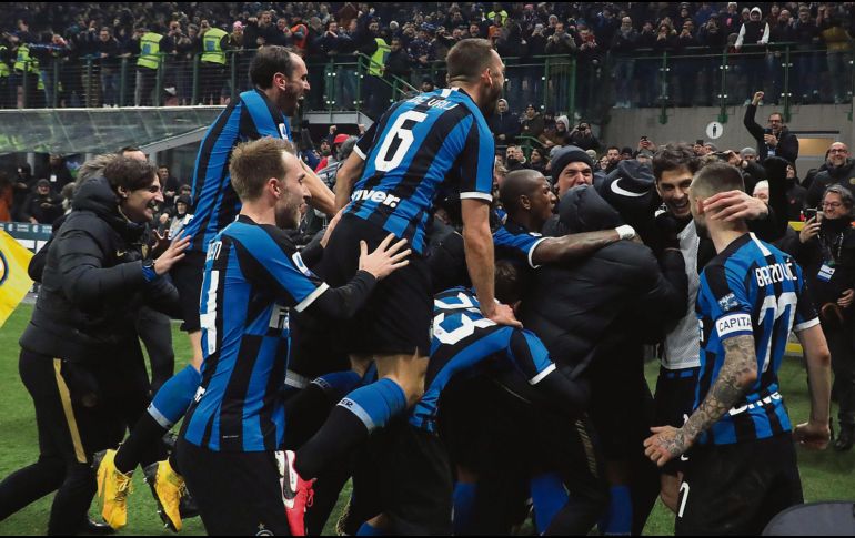 Festejo. Todo el equipo del Inter celebra el tercer tanto de la noche, en un encuentro en el que marcaron cuatro goles en 45 minutos. EFE