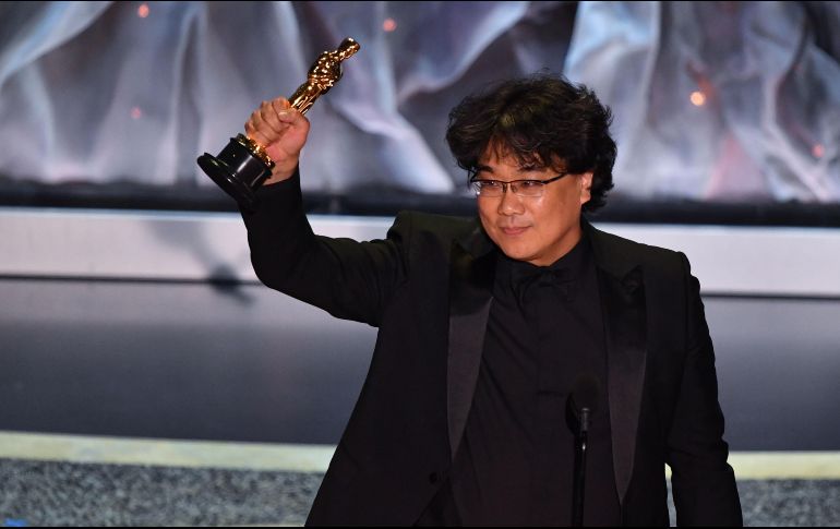 Mejor película y mejor director. Con “Parásitos” Bong Joon-ho se cubrió de gloria en la gala de los Oscar. AP