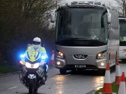 Un convoy de autobuses con británicos evacuados de Wuhan, China, fue escoltado ayer a un hotel y centro de conferencias en Milton Keynes, donde los expatriados permanecerán en cuartentena. AFP/ARCHIVO