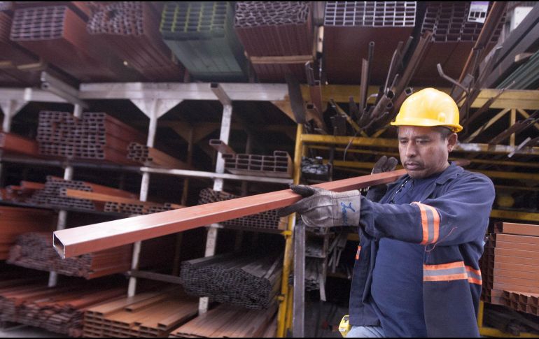 El indicador que representa los gastos realizados en maquinaria, equipo y construcción, sumó 10 meses consecutivos de contracción a tasa a anual. AFP/ARCHIVO