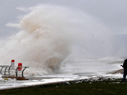 Una ola se estrella en una barrera en Blackpool, en el norte de Inglaterra. AFP/P. Ellis