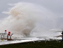 Una ola se estrella en una barrera en Blackpool, en el norte de Inglaterra. AFP/P. Ellis