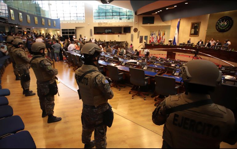 Diputados rechazaron la irrupción al recinto legislativo con militares armados. AP/ARCHIVO