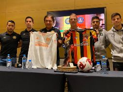 De Boer recibió por parte de director técnico de Leones Jorge Dávalos, una playera de la Universidad de Guadalajara, detalle que el estratega del Atlanta agradeció y respondió de la misma manera. TWITTER / @LeonesNegrosCF