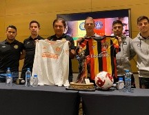 De Boer recibió por parte de director técnico de Leones Jorge Dávalos, una playera de la Universidad de Guadalajara, detalle que el estratega del Atlanta agradeció y respondió de la misma manera. TWITTER / @LeonesNegrosCF