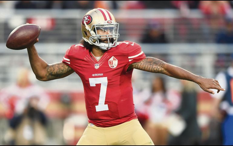 Congelado. Kaepernick no ha jugado futbol americano desde la temporada de 2016 de la NFL. AFP / T. Henderson