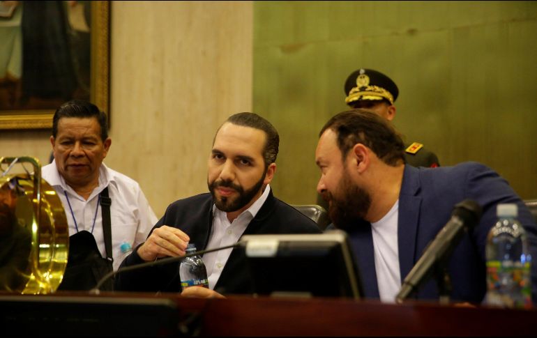 El presidente salvadoreño Nayib Bukele irrumpió el domingo con militares en el Parlamento para presionar al Poder Legislativo. EFE/M. Lemus