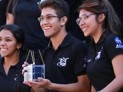 El aparato, un CubeSat de una unidad (10 centímetros cúbicos y un kilogramo de peso), fue desarrollado por estudiantes y profesores de la UPAEP. EFE/AEM