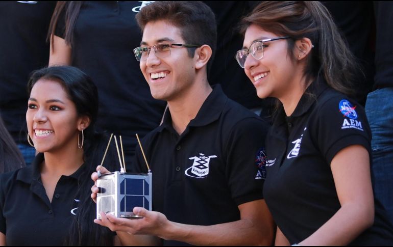 El aparato, un CubeSat de una unidad (10 centímetros cúbicos y un kilogramo de peso), fue desarrollado por estudiantes y profesores de la UPAEP. EFE/AEM