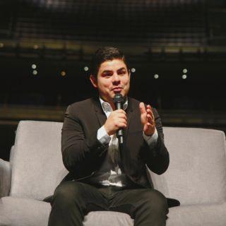 "Tiene memoria la piel" de Alfredo Olivas