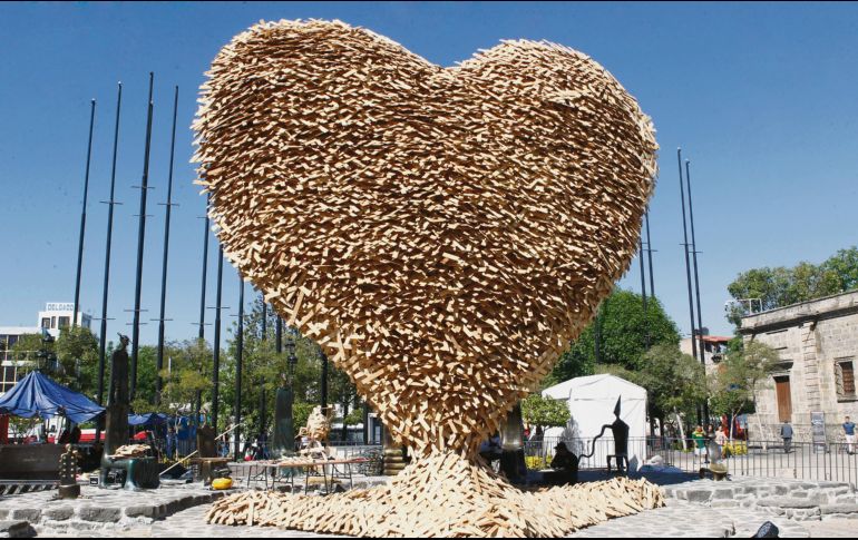 Instalación. El corazón está compuesto por más de 10 mil piezas de madera. EL INFORMADOR • A. Camacho