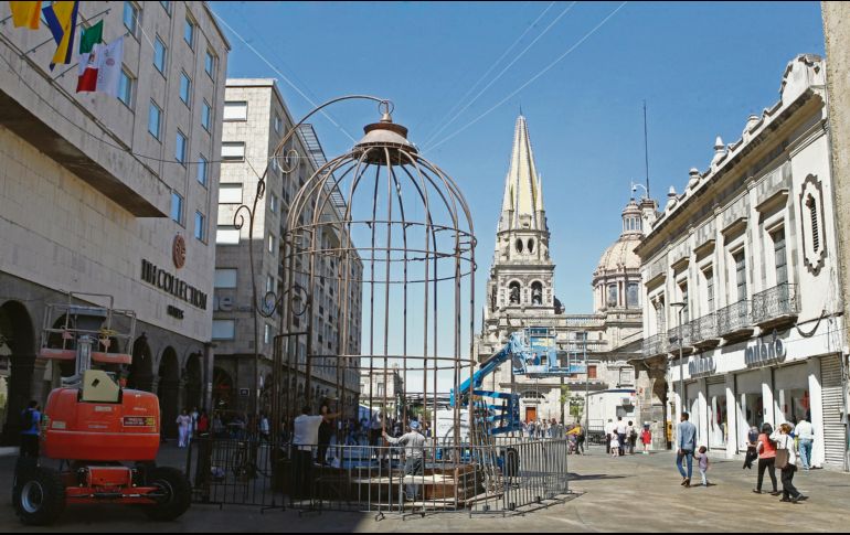 Novedad. Jaula gigantesca, ubicada entre Catedral y Avenida Juárez. EL INFORMADOR • A. Camacho