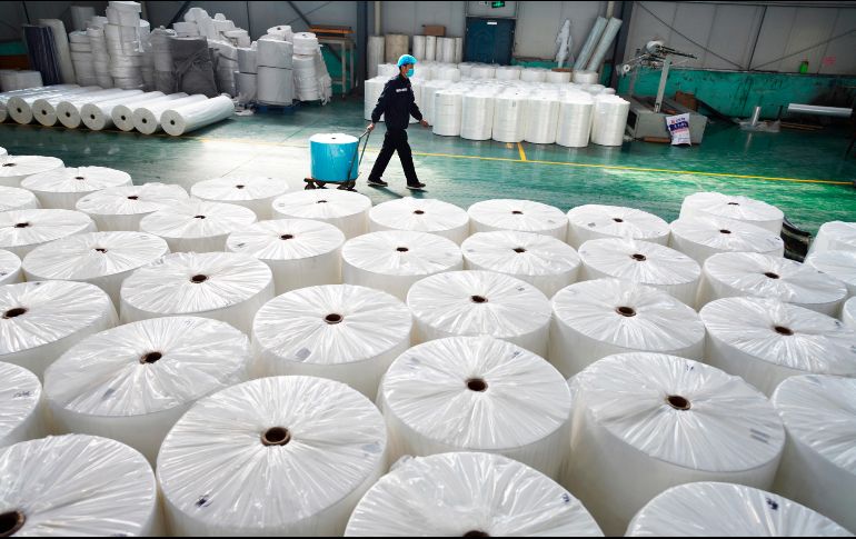 Un trabajador en una fábrica de textiles no tejidos, usados en suministros médicos, en Zouping, China. EFE/EPA/Dong Naide
