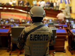 Soldados que portaban chalecos antibalas y fusiles de asalto entraron al Congreso el 9 de febrero. EFE/ARCHIVO